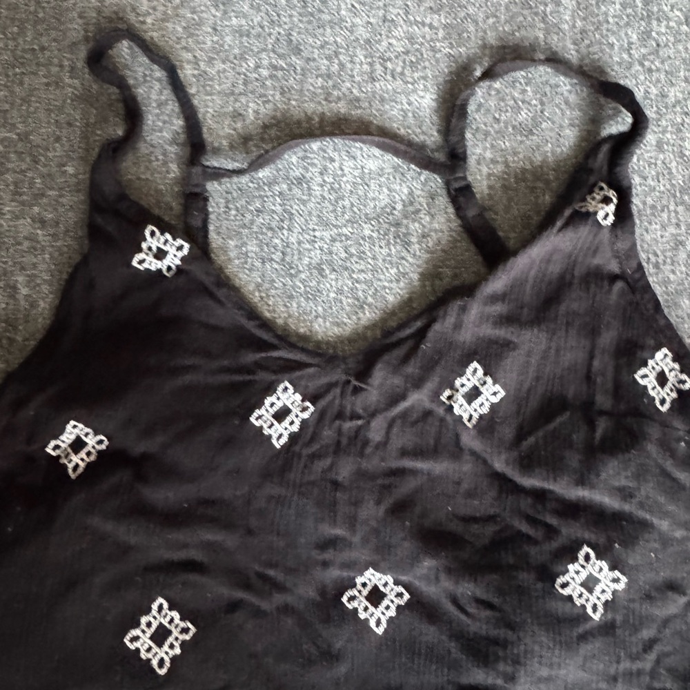 Element Black and White Patterned Crop Top w Open Back - Picture 4 of 13